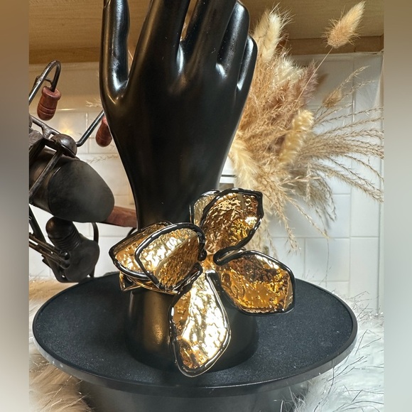 ✨Brand New✨18K Gold Plated Stainless Steel Flower Open Bracelet - Picture 3 of 9